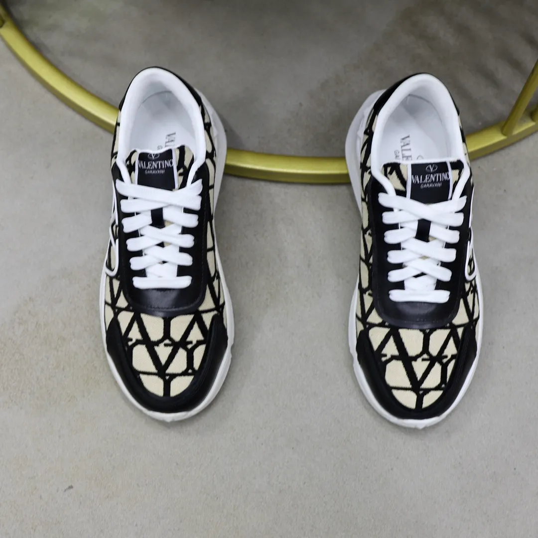 Ex-factory price: 460💰VALENTINO/Valentino 2025s men's latest low-top thick-soled sports shoes are shipped. Made with heavy industry, men's fine casual sports shoes, versatile style. Original leather, rubber lines embellished with geometric segmentation uppers, hand-sewn, novel and fashionable, rubber soles with rivet details on the front and back, VALENTINO GARAVANI LOGO printed on the side, and Valentino Garavani decorative inlay on the tongue. Logo, comfortable, breathable and durable on the feet! Comes with full original packaging! Code number: 38-39-40-41-42-43-44 (45 can be customized)